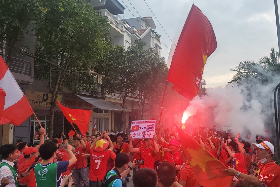 Thắng kịch tính trước Thái Lan, Việt Nam vô địch bóng đá nữ SEA Games 31