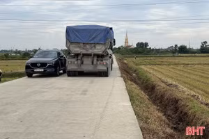 Tuyến đường vào các thôn vùng đồi núi của xã Cẩm Hưng