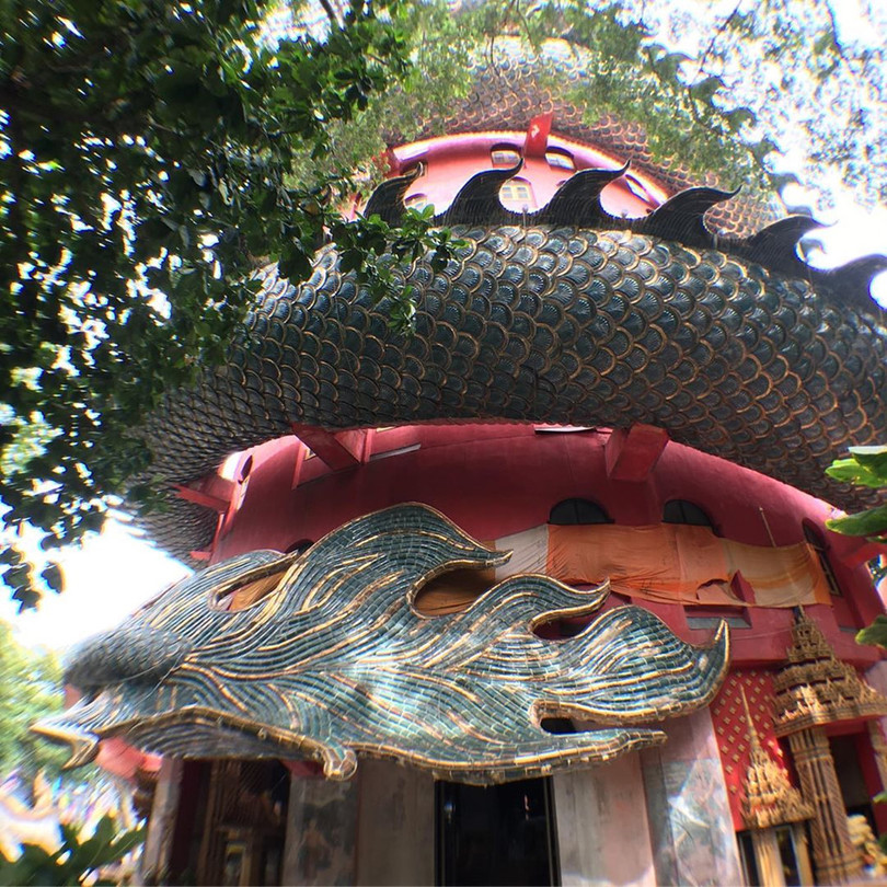 Bí ẩn đằng sau ngôi chùa hồng có rồng khổng lồ quấn quanh