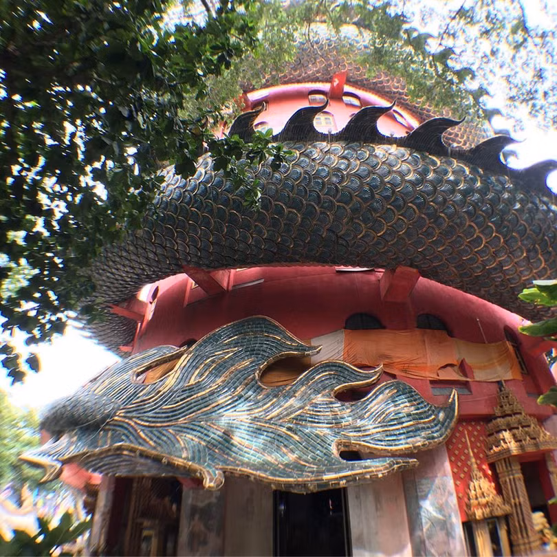 Bí ẩn đằng sau ngôi chùa hồng có rồng khổng lồ quấn quanh