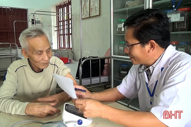 Khám, cấp thuốc miễn phí cho hơn 400 người cao tuổi Hương Sơn