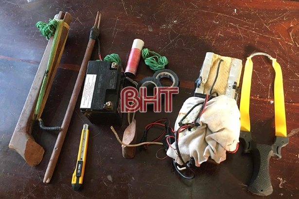 Vào nhà dân trộm chó, dùng hung khí đánh cha con chủ nhà trọng thương