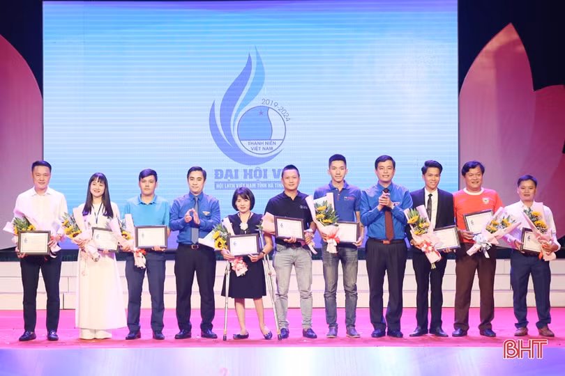 Hà Tĩnh vinh danh câu lạc bộ tiêu biểu và thanh niên tiên tiến làm theo lời Bác