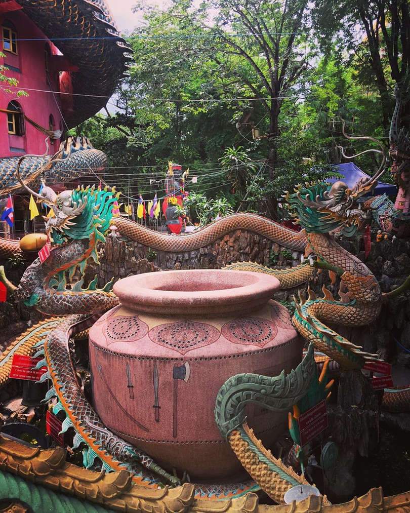 Bí ẩn đằng sau ngôi chùa hồng có rồng khổng lồ quấn quanh