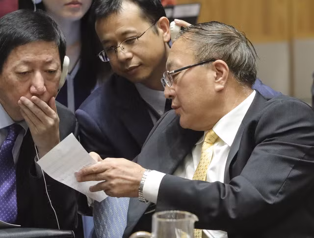 Thế giới ngày qua: Cá chết hàng loạt tại hồ Koroneia của Hy Lạp