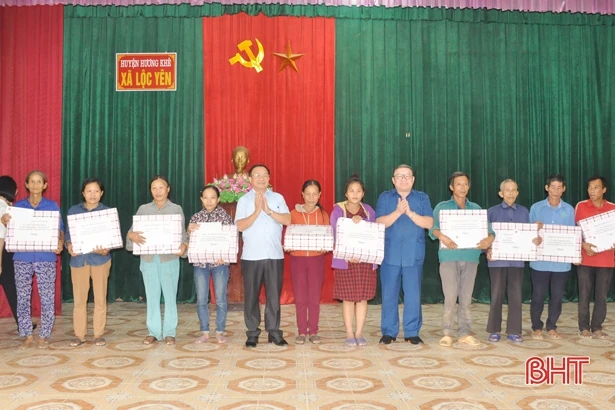 Chủ tịch Hội Nông dân Việt Nam trao quà người dân vùng lũ Hà Tĩnh