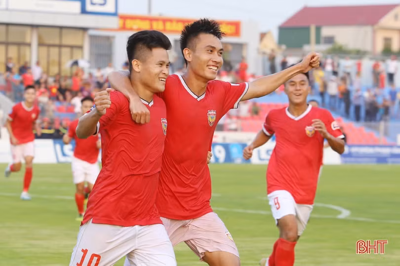 Hồng Lĩnh Hà Tĩnh lội ngược dòng, giành chiến thắng 2 - 1 trong ngày nhận cúp vô địch