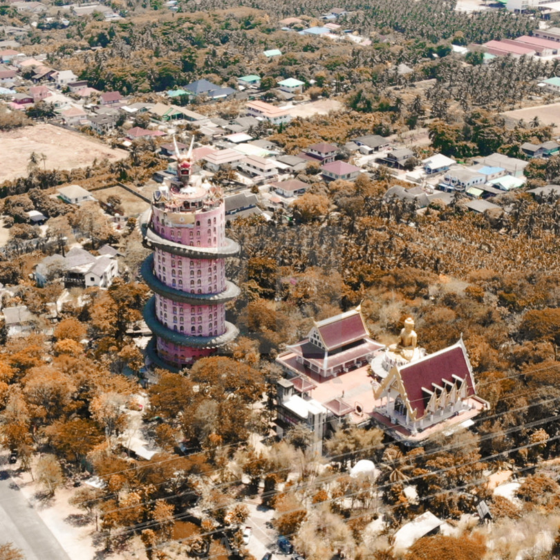 Bí ẩn đằng sau ngôi chùa hồng có rồng khổng lồ quấn quanh