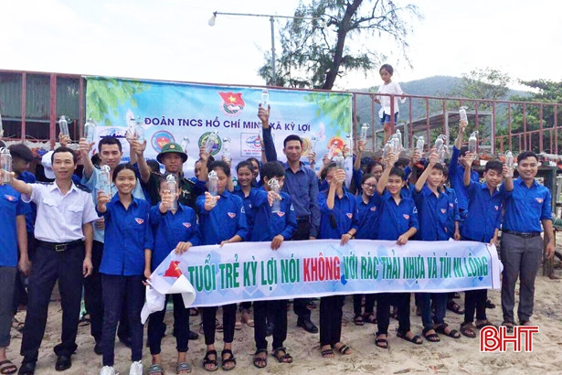 Hơn 150 người làm sạch 4km bờ biển phía Nam Hà Tĩnh