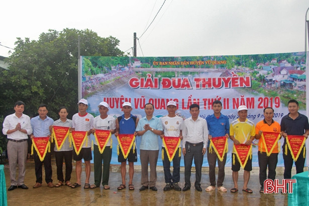 Gần 150 tay chèo ở Vũ Quang đua tài trên sông Ngàn Trươi