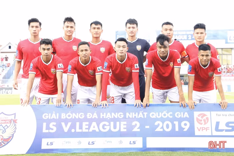 Hồng Lĩnh Hà Tĩnh lội ngược dòng, giành chiến thắng 2 - 1 trong ngày nhận cúp vô địch