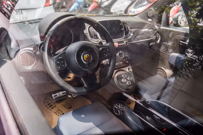 “Mui trần tí hon” Fiat 500 giá gần 3 tỷ tại Việt Nam