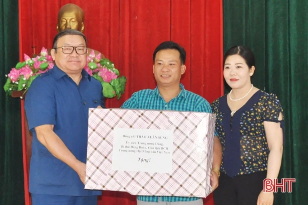 Chủ tịch Hội Nông dân Việt Nam trao quà người dân vùng lũ Hà Tĩnh