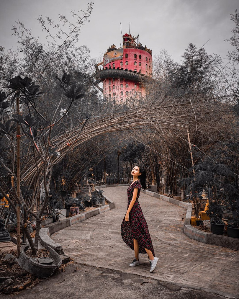 Bí ẩn đằng sau ngôi chùa hồng có rồng khổng lồ quấn quanh