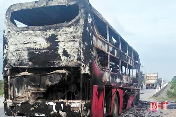 Xe khách tuyến Sài Gòn - Nghệ An cháy trụi trên đường tránh ở Hà Tĩnh