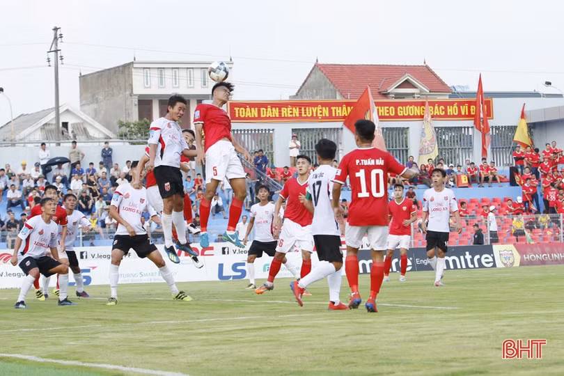 Hồng Lĩnh Hà Tĩnh lội ngược dòng, giành chiến thắng 2 - 1 trong ngày nhận cúp vô địch