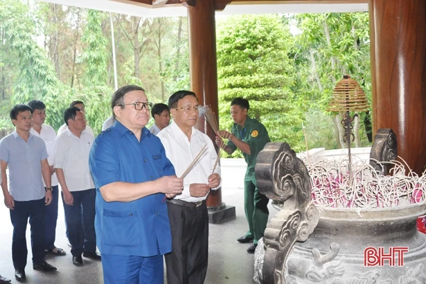 Chủ tịch Hội Nông dân Việt Nam trao quà người dân vùng lũ Hà Tĩnh