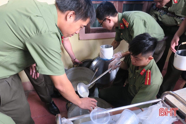 Chiến sỹ Công an Hà Tĩnh vào bếp nấu cháo “đãi” bệnh nhân nghèo