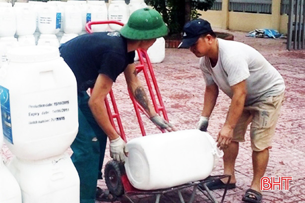 Bộ NN&PTNT hỗ trợ Hà Tĩnh 7.000 lít và 35 tấn hóa chất các loại