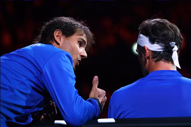 Nadal đưa ra lời khuyên cho Federer. Ảnh: Laver Cup . Nadal bày cách giúp Federer hạ Kyrgios