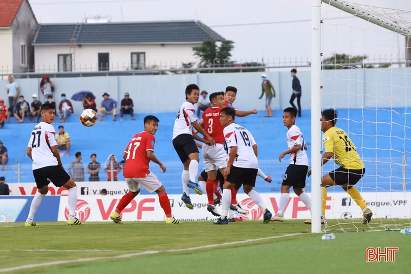 Hồng Lĩnh Hà Tĩnh lội ngược dòng, giành chiến thắng 2 - 1 trong ngày nhận cúp vô địch