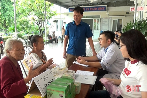 Khám, cấp thuốc miễn phí cho hơn 400 người cao tuổi Hương Sơn