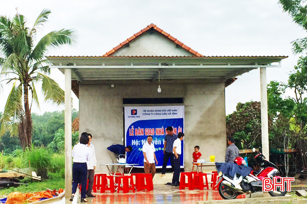 Trao 120 triệu đồng xây nhà nhân ái cho hộ nghèo Hương Khê