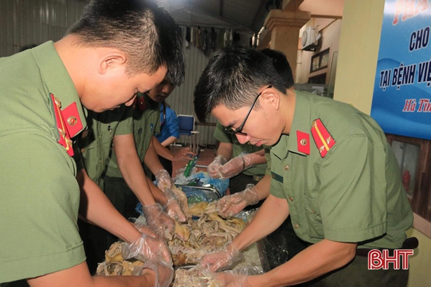 Chiến sỹ Công an Hà Tĩnh vào bếp nấu cháo “đãi” bệnh nhân nghèo