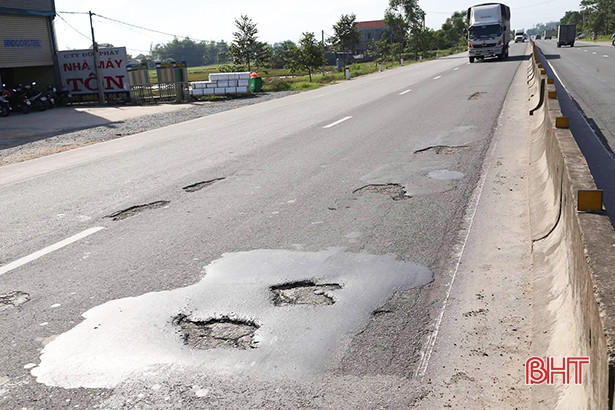 Ổ gà dày đặc “uy hiếp” an toàn giao thông trên QL 1A đoạn qua Hà Tĩnh