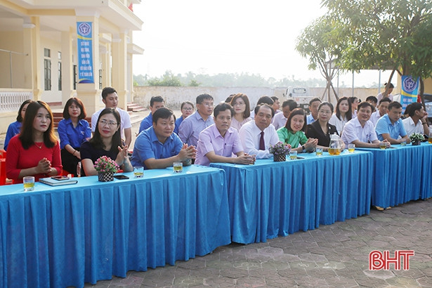 Tặng 300 thẻ BHYT cho học sinh hoàn cảnh khó khăn ở Hà Tĩnh