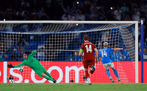 Van Dijk mắc sai lầm, ĐKVĐ Champions League thua sốc ngày ra quân