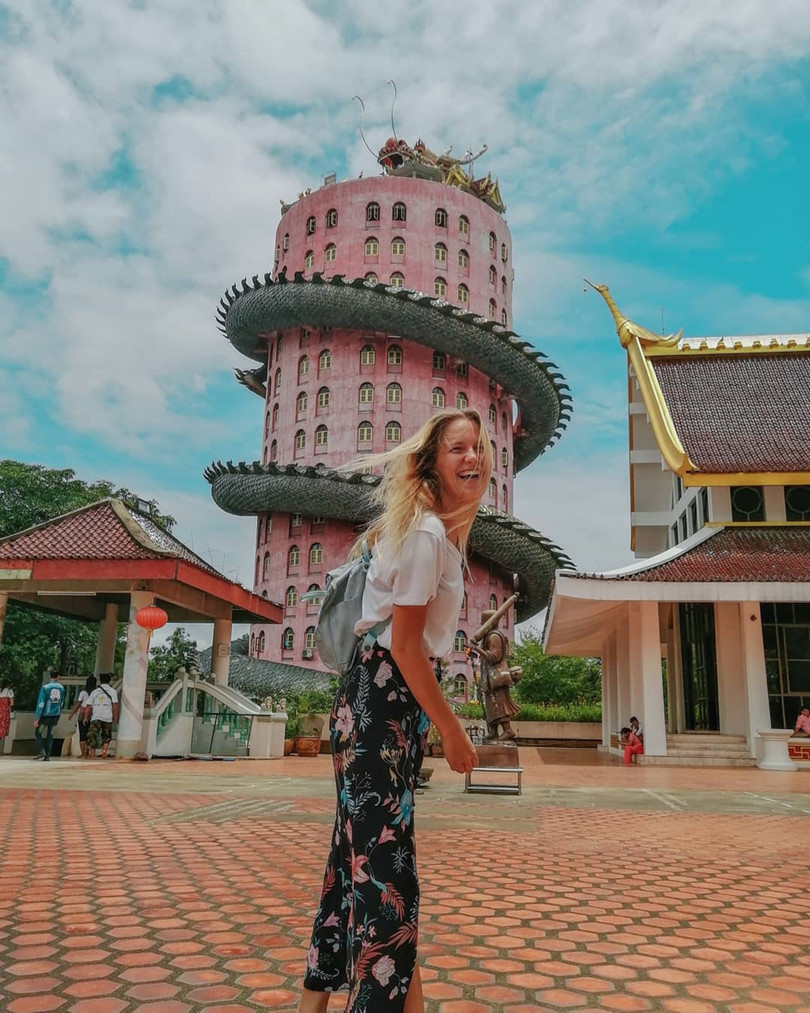 Bí ẩn đằng sau ngôi chùa hồng có rồng khổng lồ quấn quanh