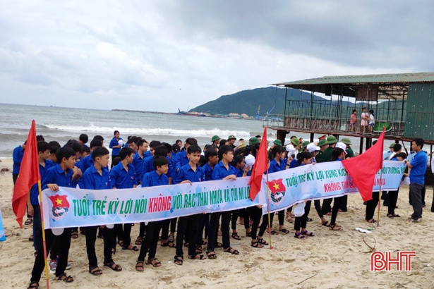 Hơn 150 người làm sạch 4km bờ biển phía Nam Hà Tĩnh