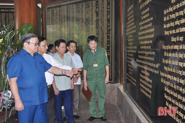 Chủ tịch Hội Nông dân Việt Nam trao quà người dân vùng lũ Hà Tĩnh