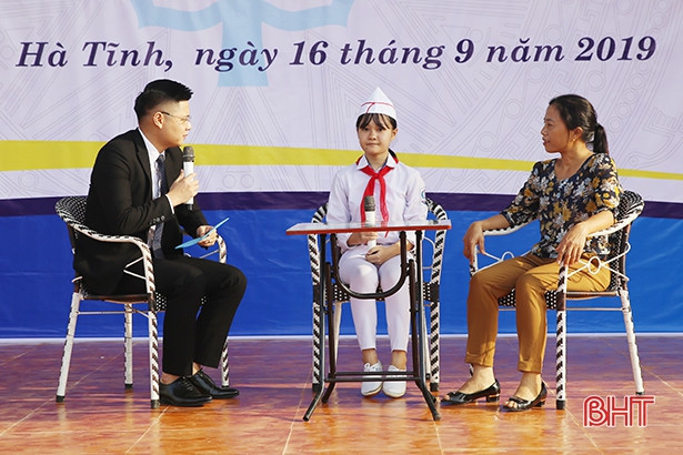 Tặng 300 thẻ BHYT cho học sinh hoàn cảnh khó khăn ở Hà Tĩnh