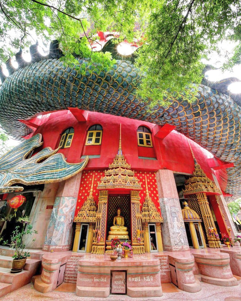Bí ẩn đằng sau ngôi chùa hồng có rồng khổng lồ quấn quanh