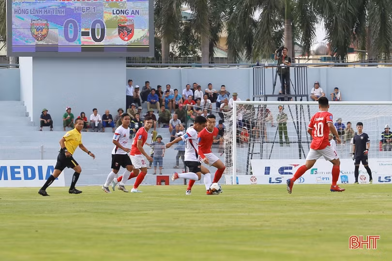 Hồng Lĩnh Hà Tĩnh lội ngược dòng, giành chiến thắng 2 - 1 trong ngày nhận cúp vô địch