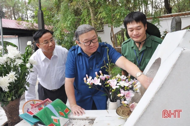 Chủ tịch Hội Nông dân Việt Nam trao quà người dân vùng lũ Hà Tĩnh