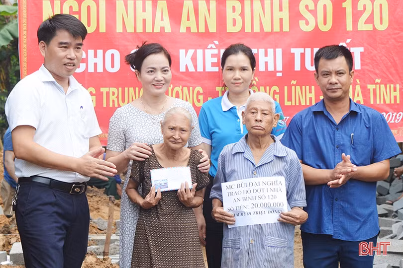Bạn đọc Báo Hà Tĩnh hỗ trợ xây “Nhà nhân ái” cho anh trai gần 75 tuổi nuôi em gái tật nguyền