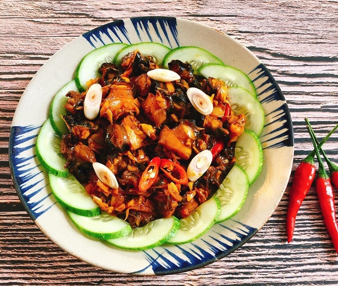 Trời mưa làm ốc bươu xào cari sả ớt cay giòn sần sật