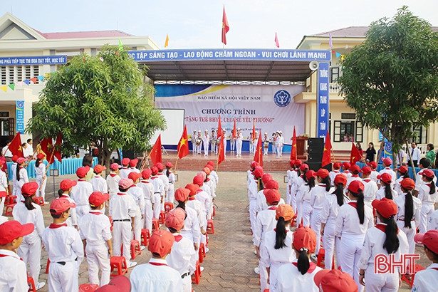 Tặng 300 thẻ BHYT cho học sinh hoàn cảnh khó khăn ở Hà Tĩnh