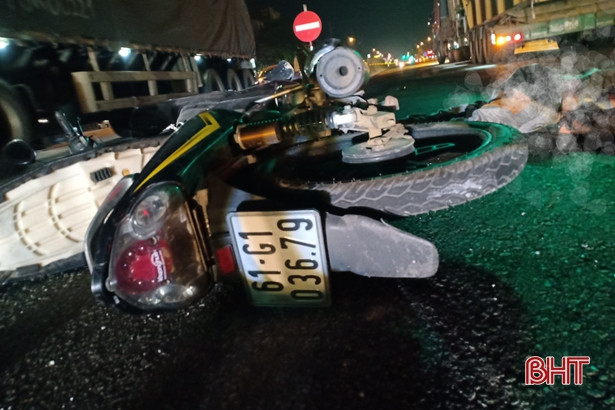 Va chạm với xe đầu kéo trong đêm, một người đàn ông tử vong tại chỗ