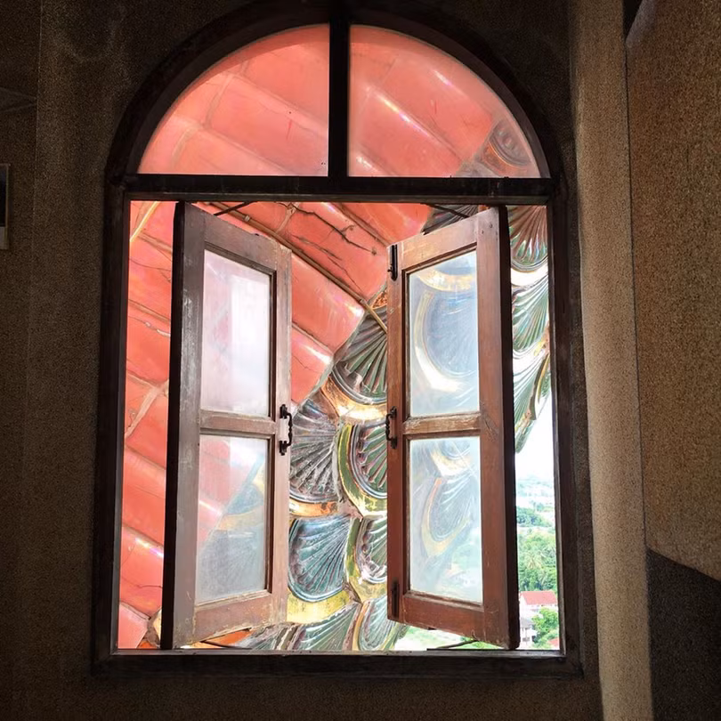 Bí ẩn đằng sau ngôi chùa hồng có rồng khổng lồ quấn quanh