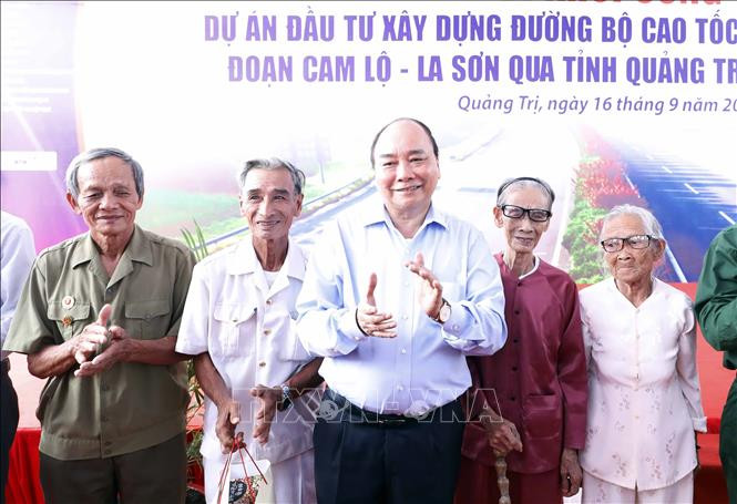 Thủ tướng Nguyễn Xuân Phúc phát lệnh khởi công tuyến Cam Lộ - La Sơn ảnh 3 Thủ tướng Nguyễn Xuân Phúc phát lệnh khởi công tuyến Cam Lộ - La Sơn