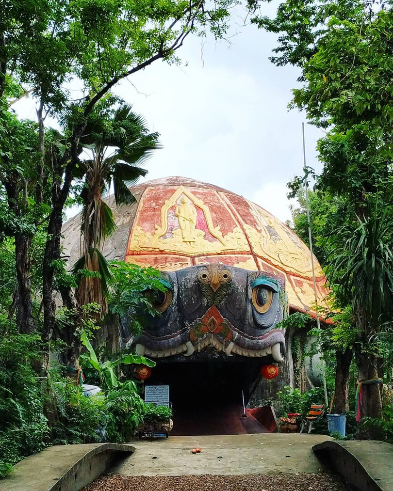 Bí ẩn đằng sau ngôi chùa hồng có rồng khổng lồ quấn quanh