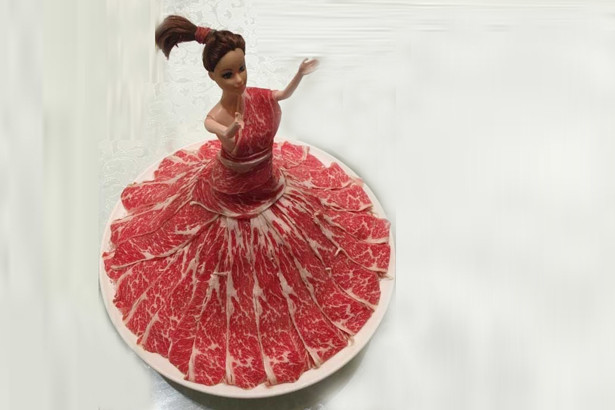 Mẹ “vẽ tranh” trên đĩa cơm cho con gái 2 tuổi