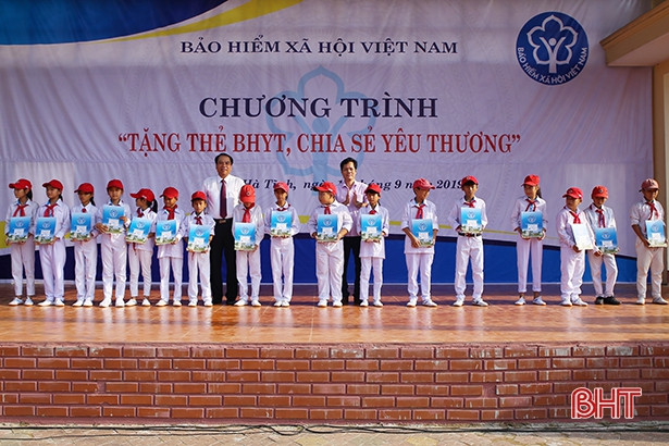 Tặng 300 thẻ BHYT cho học sinh hoàn cảnh khó khăn ở Hà Tĩnh