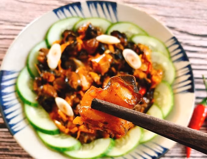 Trời mưa làm ốc bươu xào cari sả ớt cay giòn sần sật