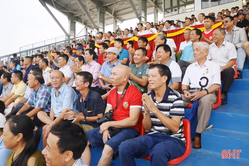 Hồng Lĩnh Hà Tĩnh lội ngược dòng, giành chiến thắng 2 - 1 trong ngày nhận cúp vô địch