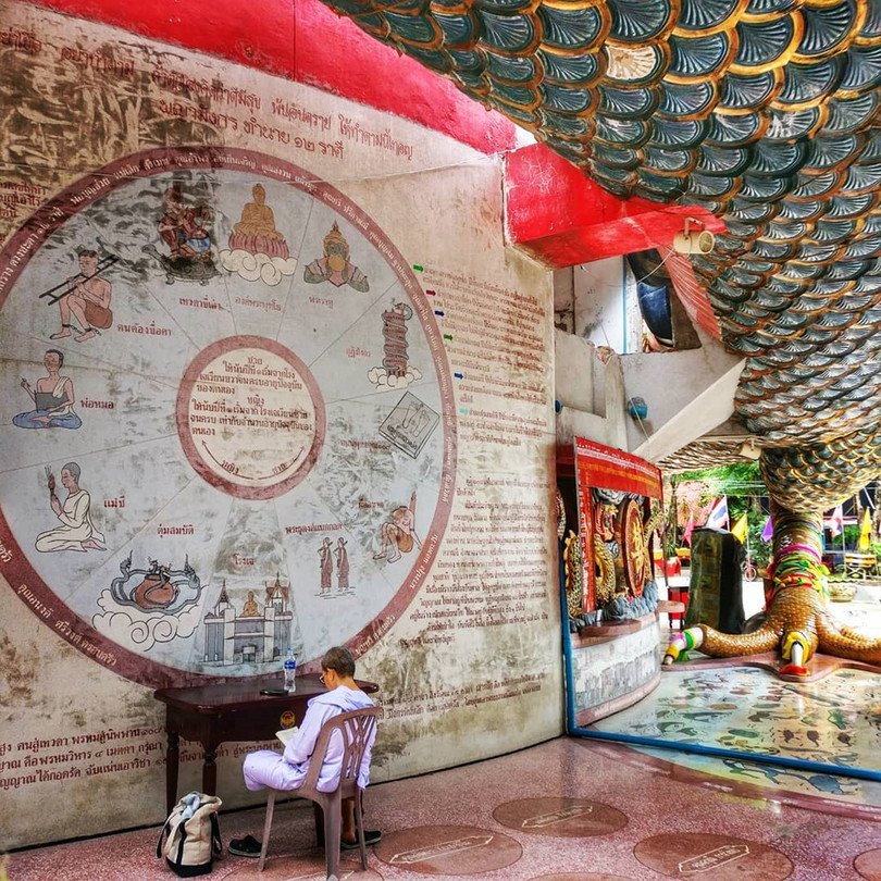 Bí ẩn đằng sau ngôi chùa hồng có rồng khổng lồ quấn quanh